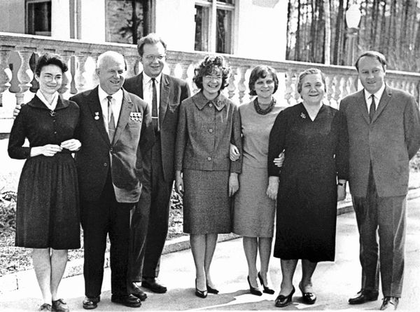 Семейное фото Никиты Сергеевича Хрущева Семейное фото Никиты Сергеевича Хрущева