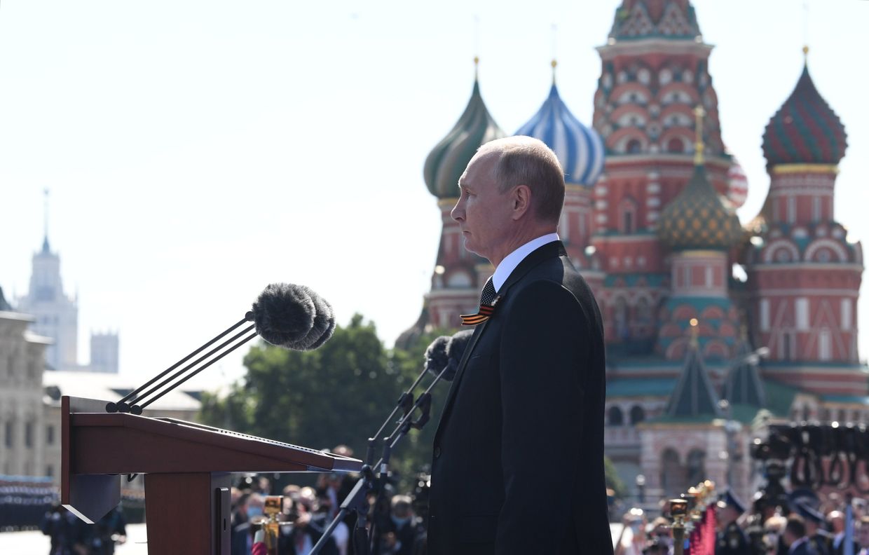 Президент РФ В. Путин принял участие в военном параде в ознаменование 75-летия Победы