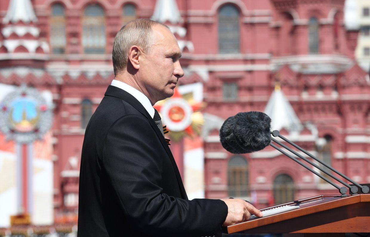 Президент РФ В. Путин принял участие в военном параде в ознаменование 75-летия Победы