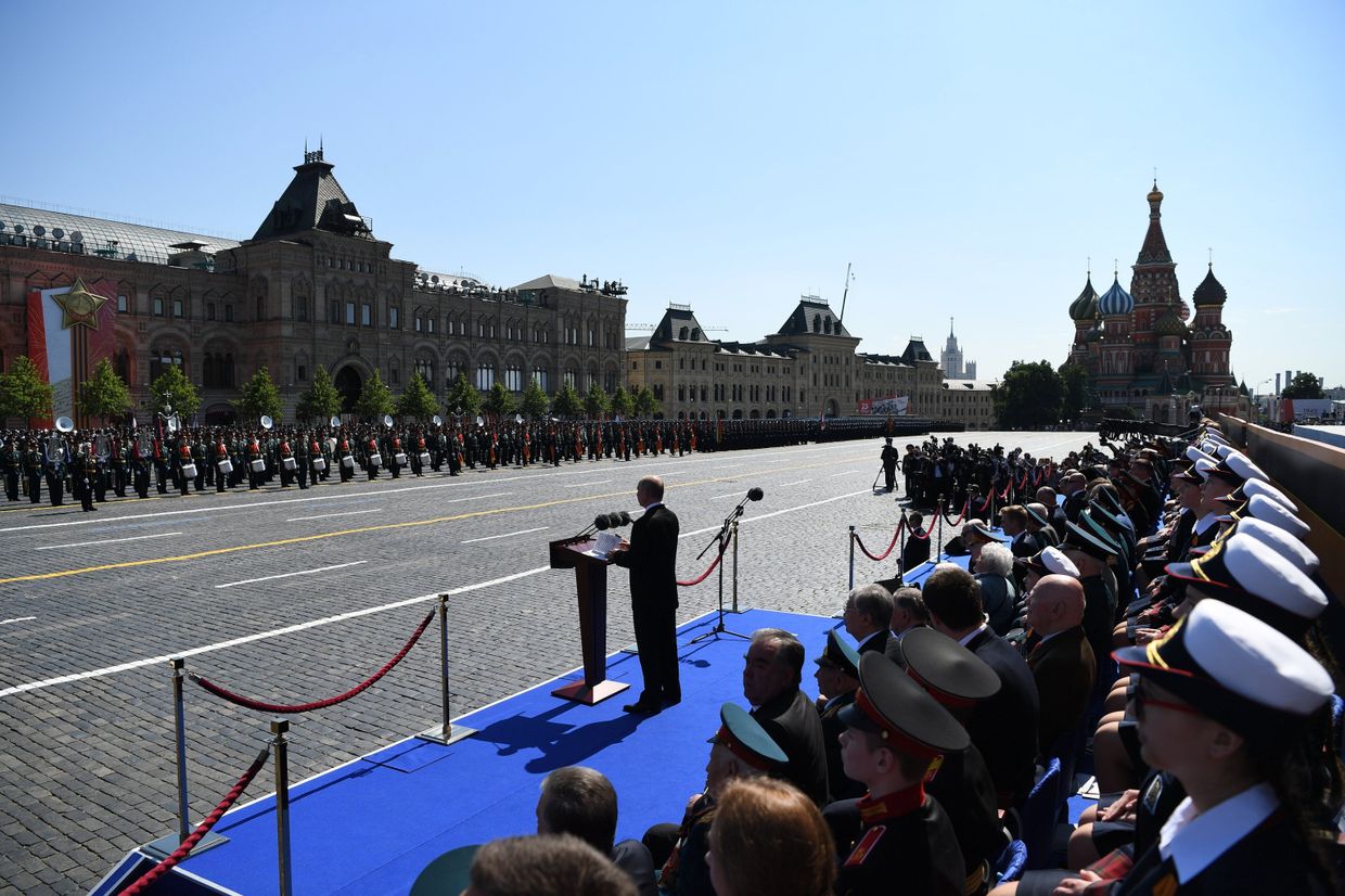 Президент РФ В. Путин принял участие в военном параде в ознаменование 75-летия Победы