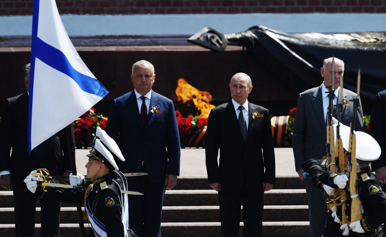 Президент РФ В. Путин на церемонии возложения цветов к Могиле Неизвестного солдата