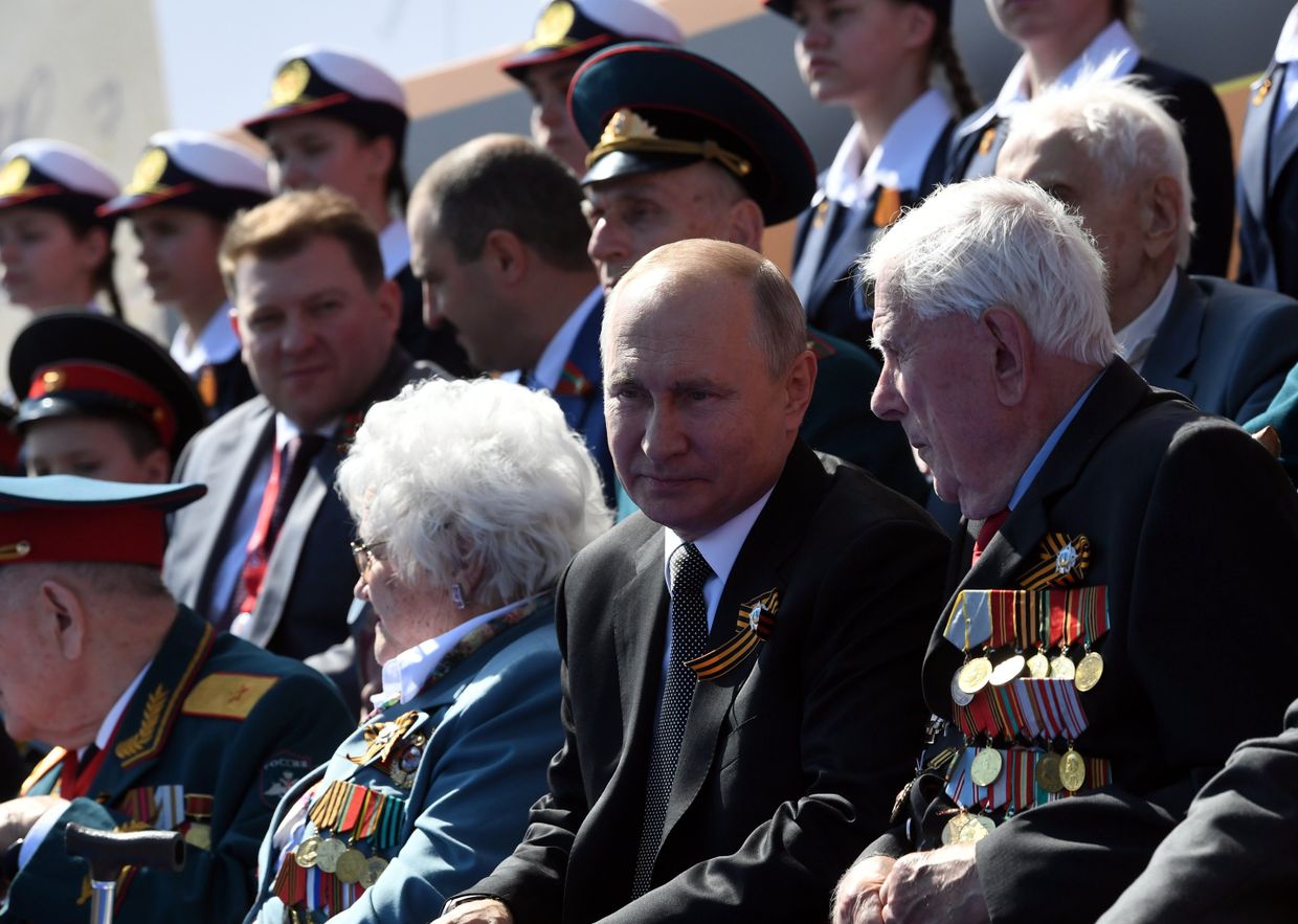Президент РФ Владимир Путин во время военного парада в ознаменование 75-летия Победы