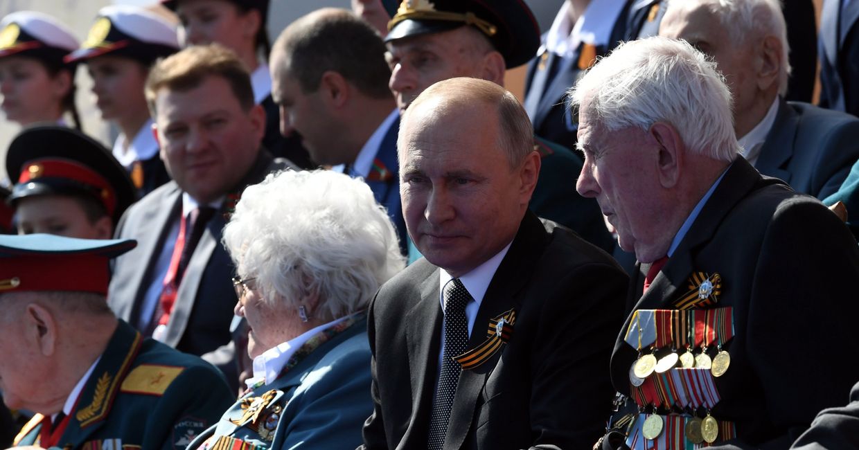 Президент РФ Владимир Путин во время военного парада в ознаменование 75-летия Победы Президент РФ Владимир Путин во время военного парада в ознаменование 75-летия Победы