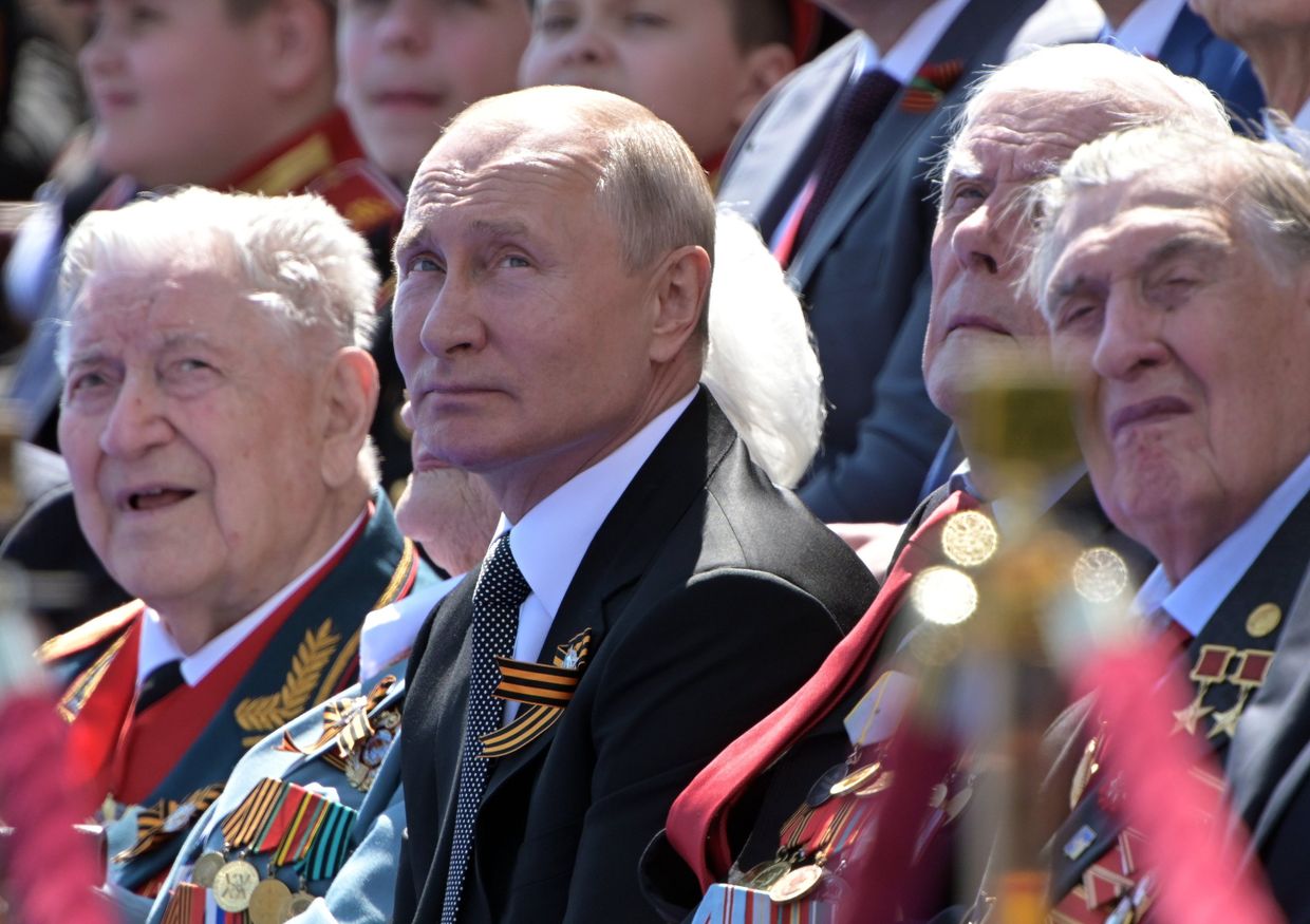 Президент РФ В. Путин принял участие в военном параде в ознаменование 75-летия Победы