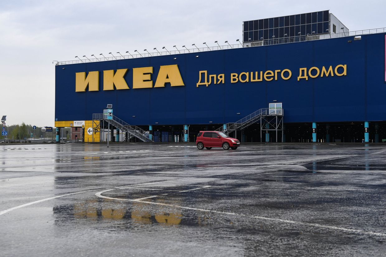 Пустая парковка возле магазина IKEA в торговом центре Мега-Новосибирск