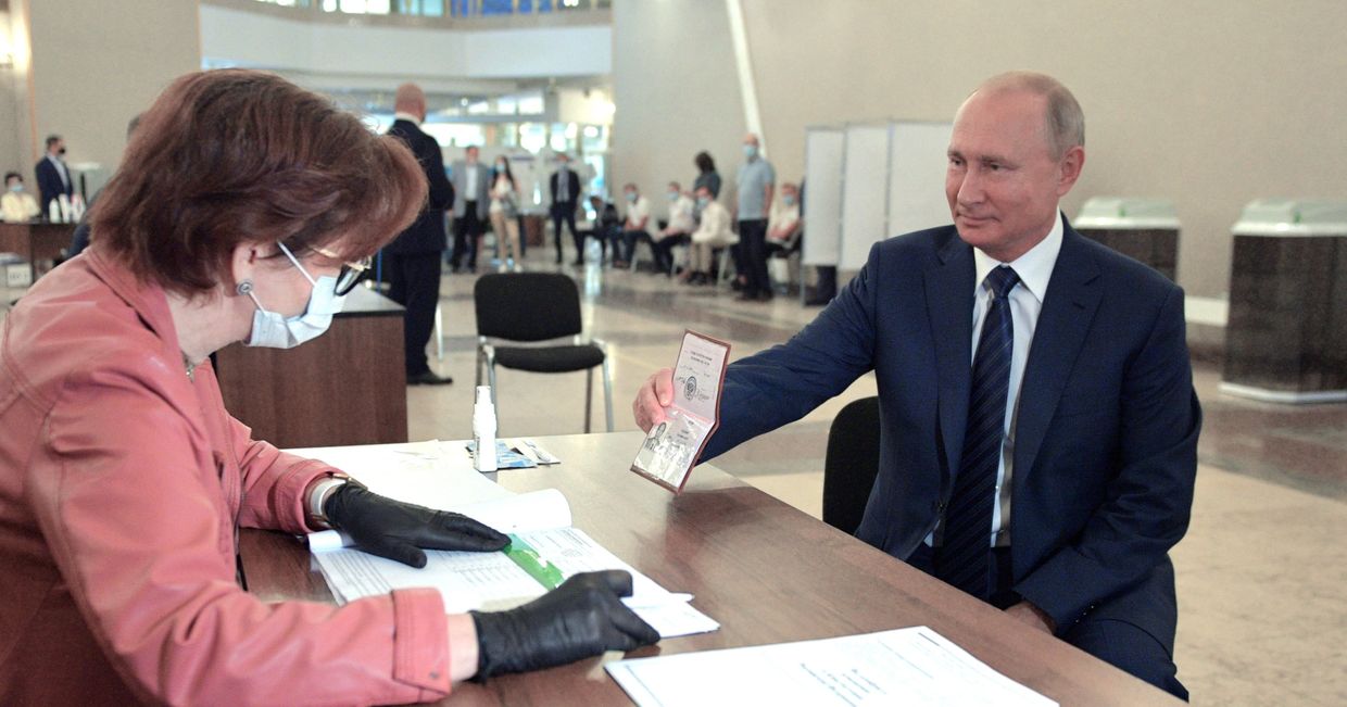 Президент РФ В. Путин принял участие в голосовании по внесению поправок в Конституцию РФ