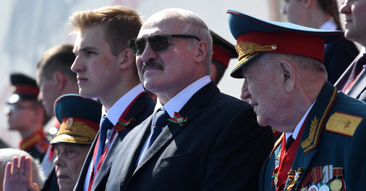 Президент Белоруссии Александр Лукашенко с сыном Николаем (в центре) на параде в Москве Президент Белоруссии Александр Лукашенко с сыном Николаем (в центре) на параде в Москве