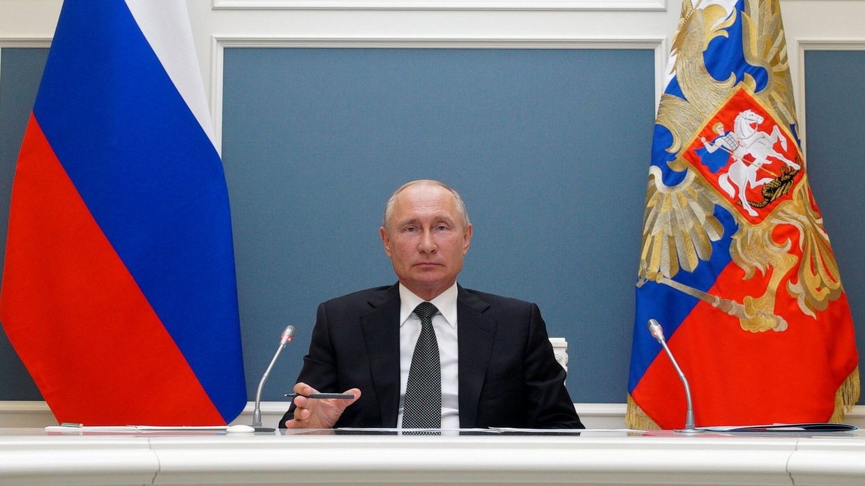 Президент РФ В. Путин провел видеоконференцию по случаю открытия медицинских центров Минобороны для лечения пациентов с COVID-19