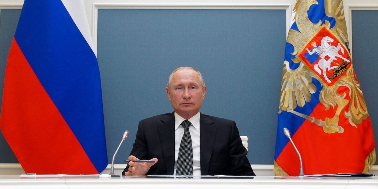 Президент РФ В. Путин провел видеоконференцию по случаю открытия медицинских центров Минобороны для лечения пациентов с COVID-19