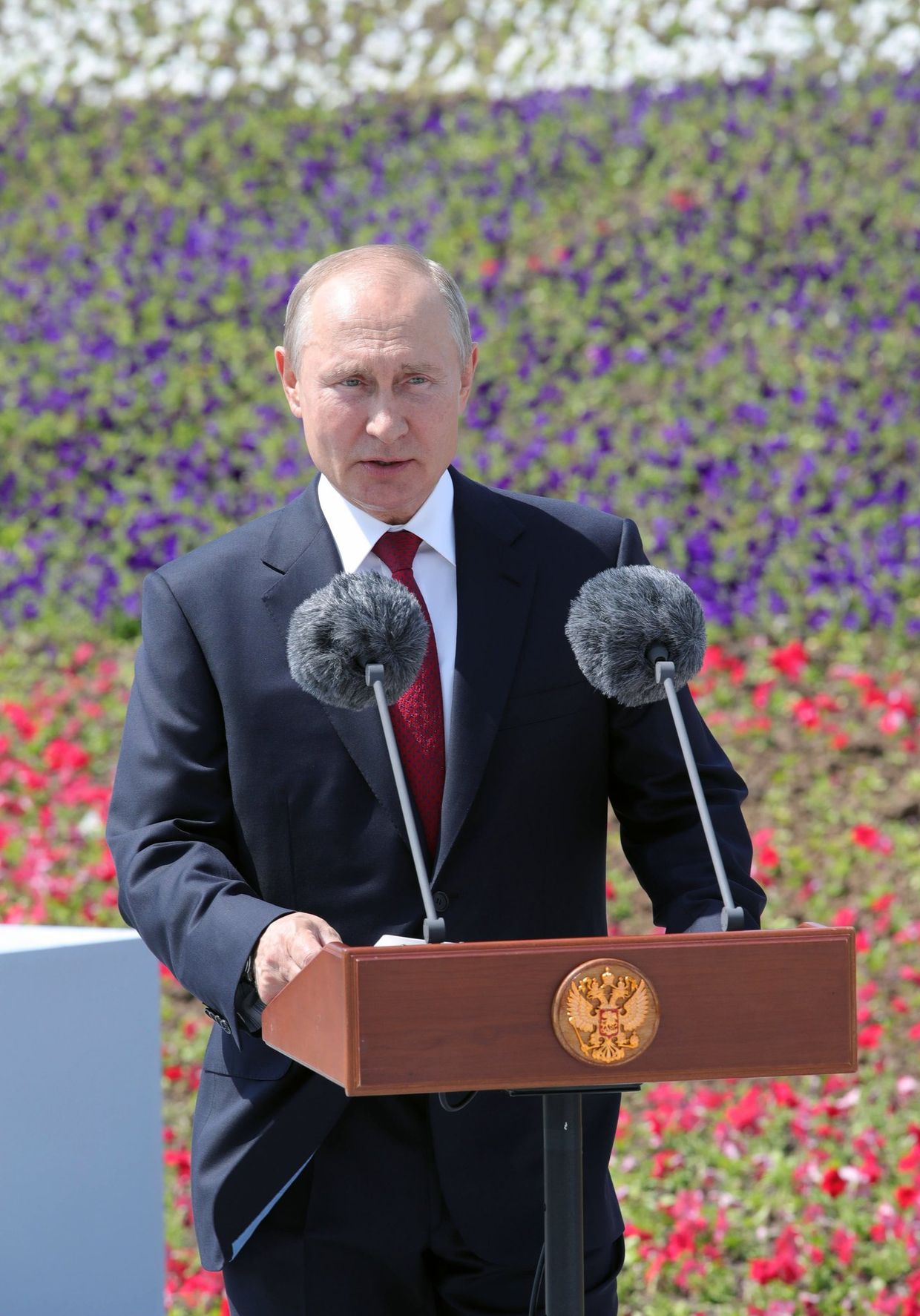 Президент РФ В. Путин вручил золотые звезды Героям Труда на Поклонной горе