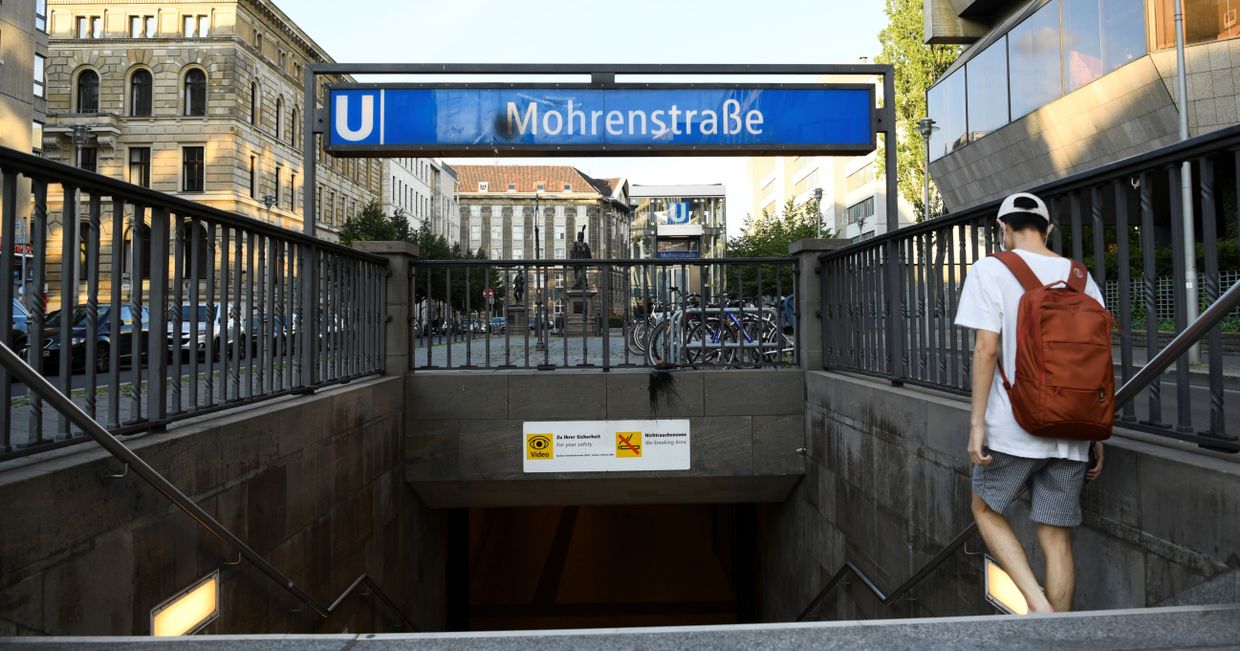 Мужчина входит в станцию метро Моренштрассе, Берлин, Германия