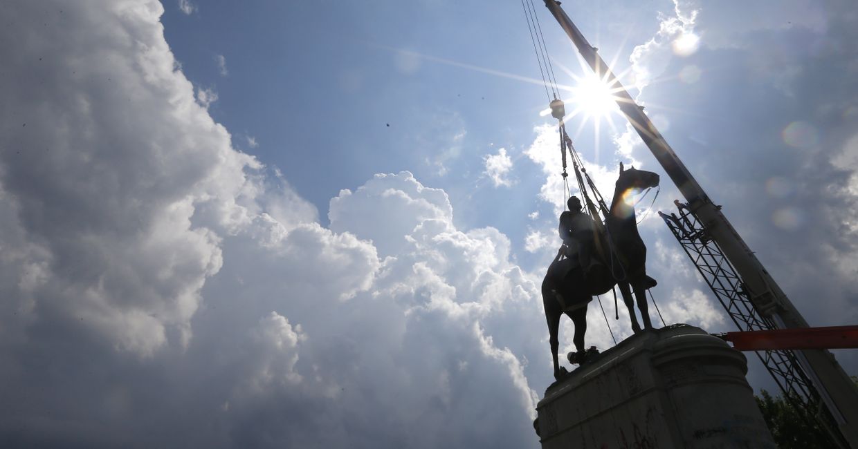 1 июля 2020. В Ричмонде, Вирджиния, сносят памятник генералу-конфедерату Томасу Джонатану «Стоунволлу» Джексону 1 июля 2020. В Ричмонде, Вирджиния, сносят памятник генералу-конфедерату Томасу Джонатану «Стоунволлу» Джексону