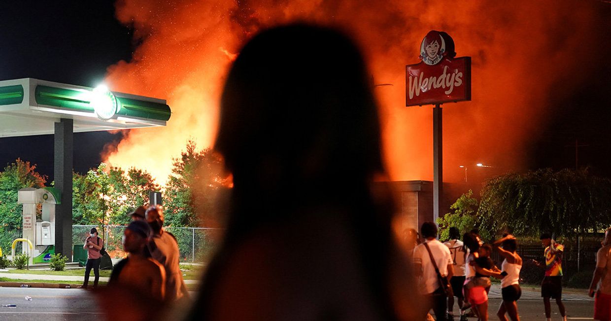 Ресторан Wendy’s горит во время беспорядков в Атланте, штат Джорджия