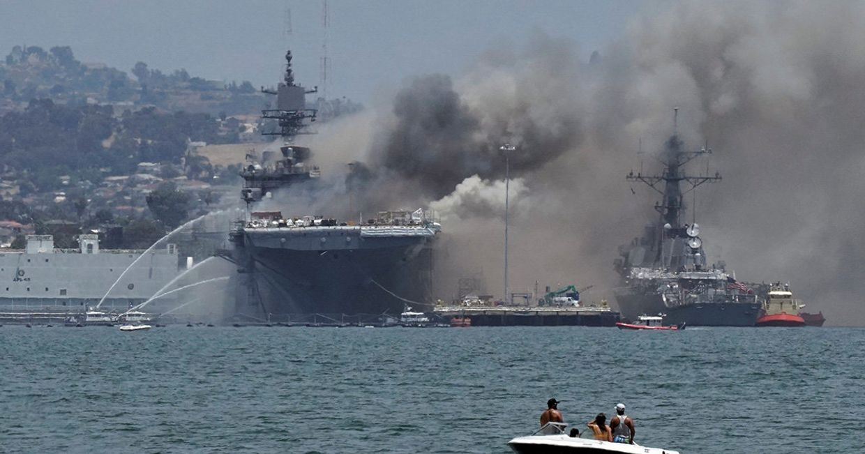 Пожар на корабле USS Bonhomme Richard в Сан-Диего