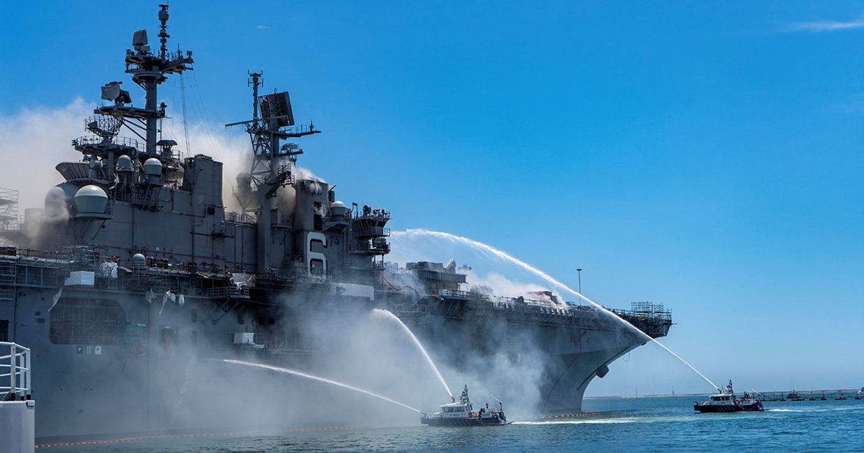 Пожар на корабле USS Bonhomme Richard в Сан-Диего