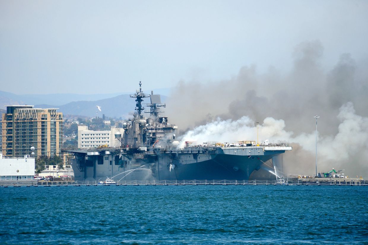 Пожар на борту десантного корабля на базе ВМС США в Сан-Диего