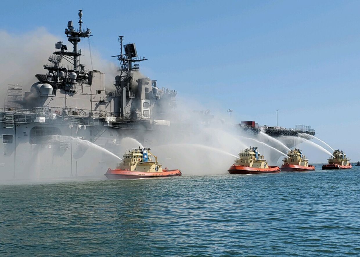 Пожар на борту десантного корабля на базе ВМС США в Сан-Диего