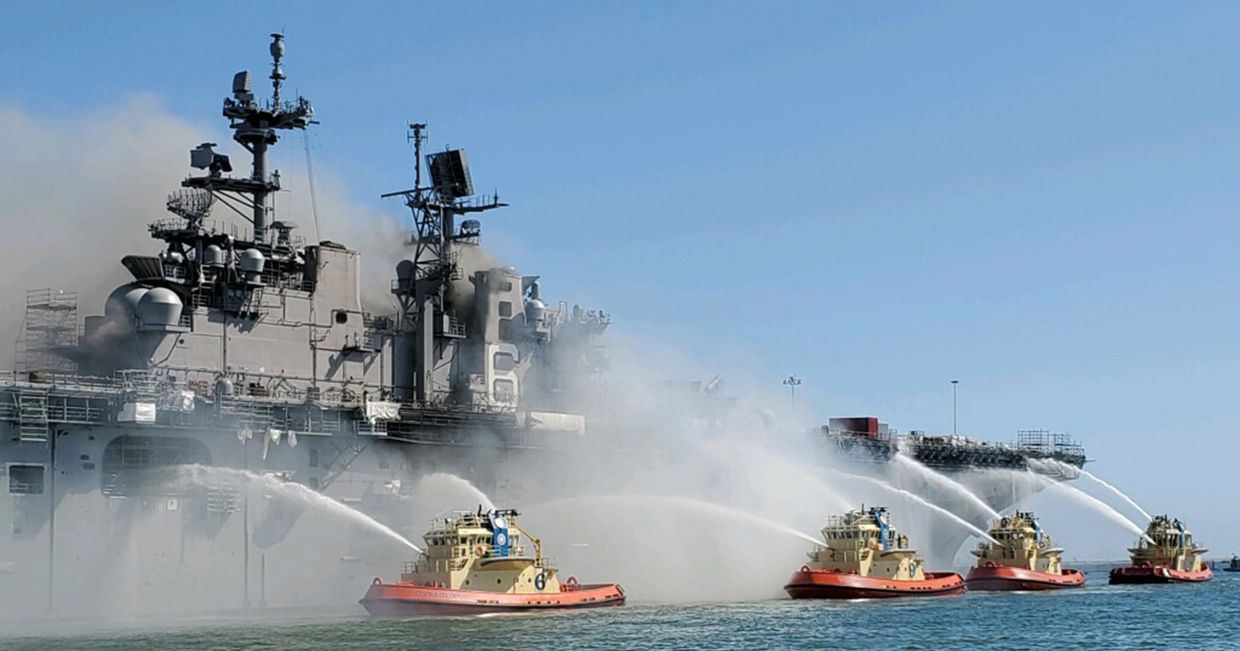 Пожар на борту десантного корабля на базе ВМС США в Сан-Диего
