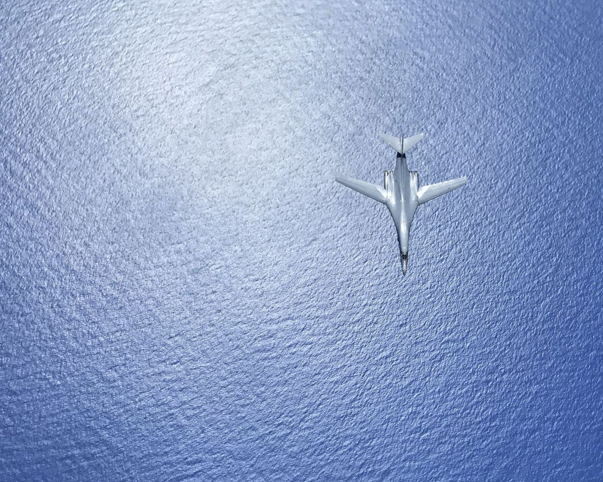 Бомбардировщик B-1B Lancer ВВС США летит над морем
