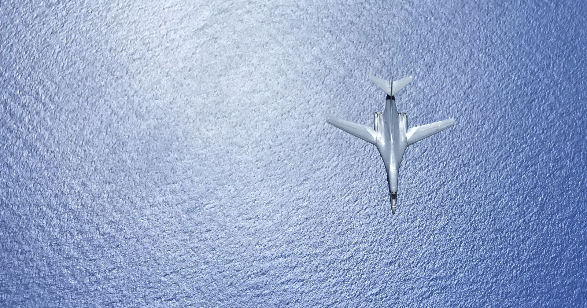 Бомбардировщик B-1B Lancer ВВС США летит над морем - ИноСМИ, 1920, 01.02.2021