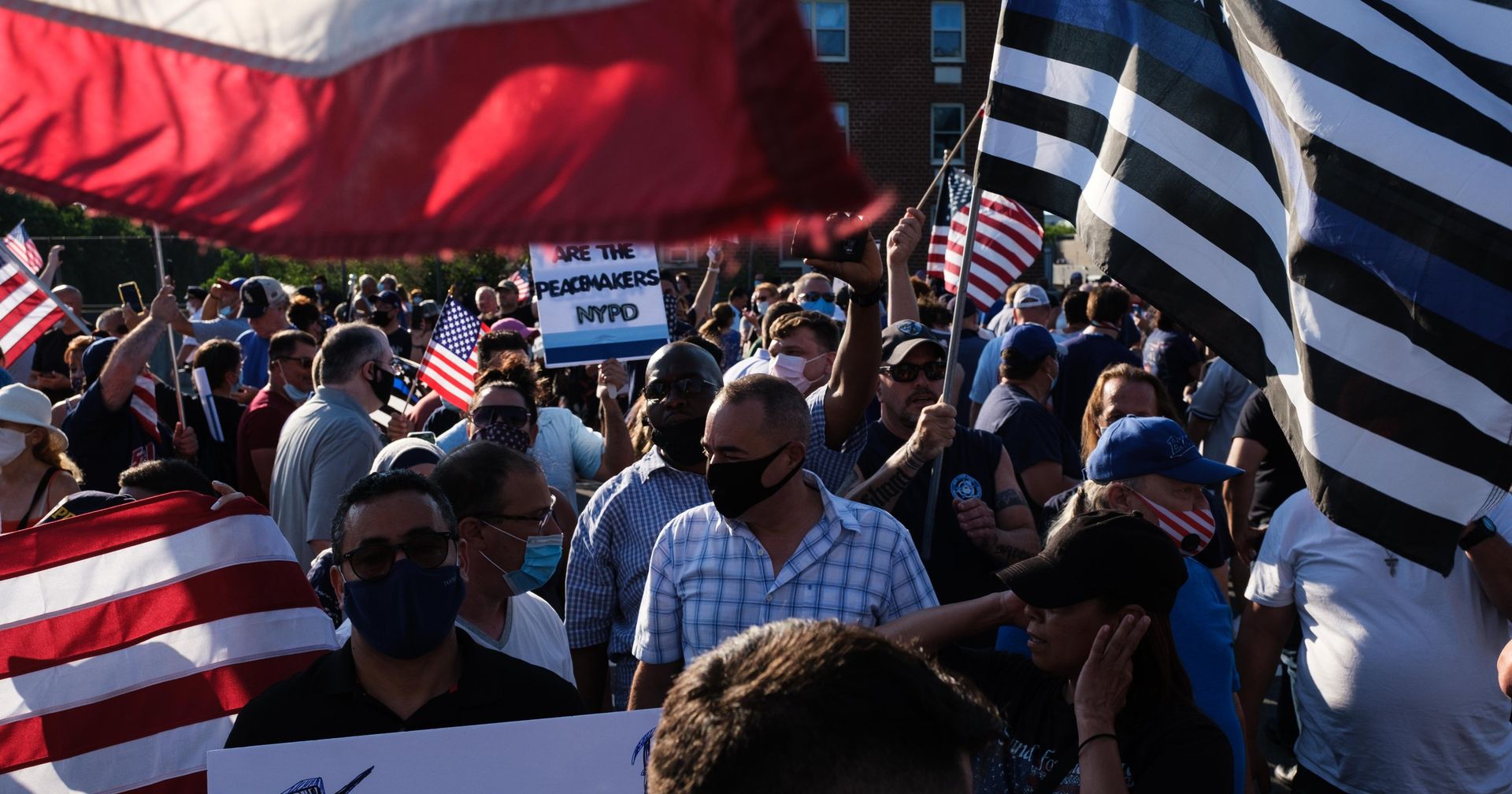 Столкновения между сторонниками и противниками акции BLM в Нью-Йорке Столкновения между сторонниками и противниками акции BLM в Нью-Йорке - ИноСМИ, 1920, 07.02.2021