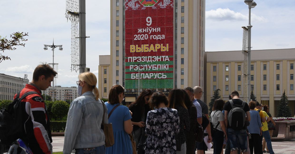 Возле ЦИК Белоруссии выстроилась очередь граждан для подачи обращений