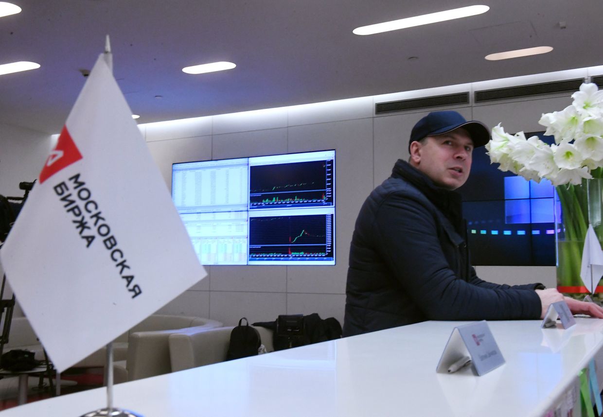Посетитель Московской биржи перед началом торгов