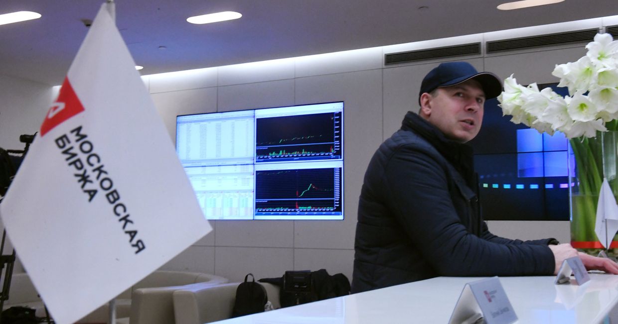 Посетитель Московской биржи перед началом торгов
