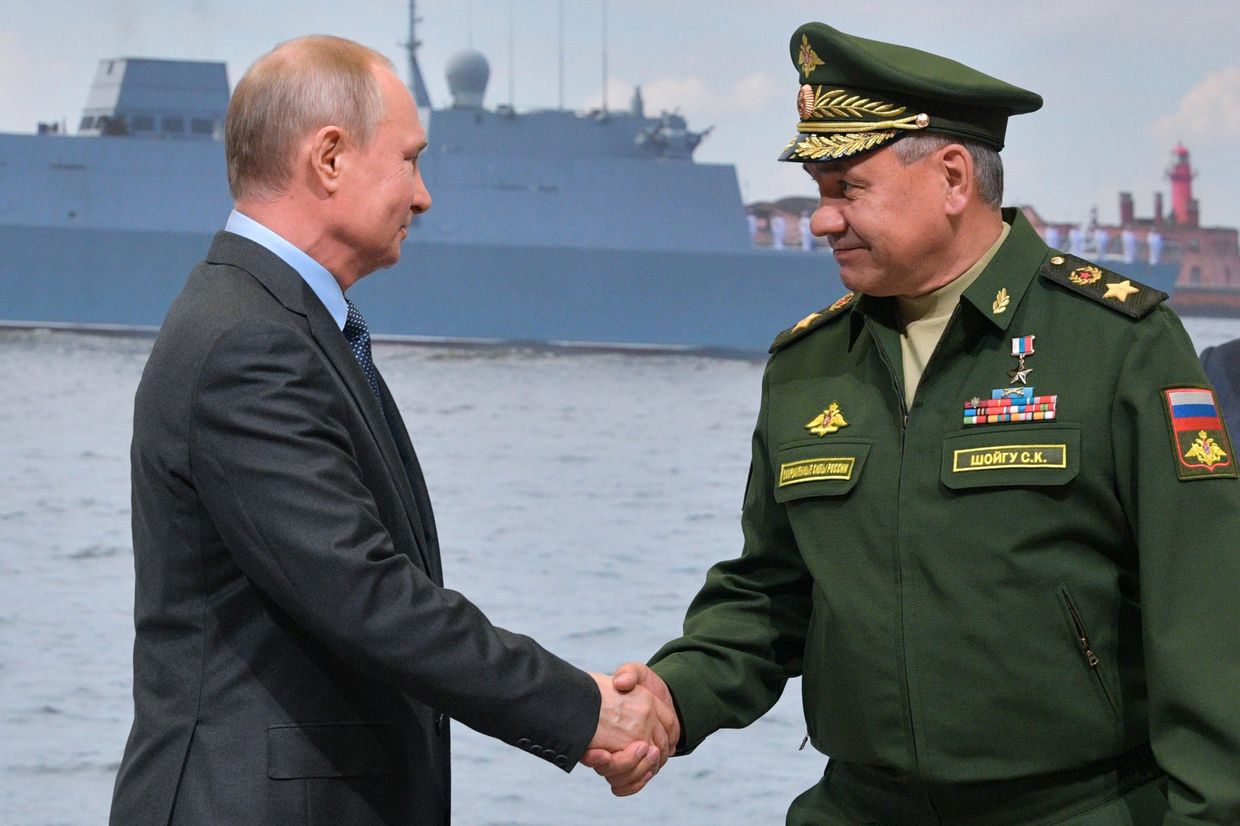 Президент РФ Владимир Путин и министр обороны РФ Сергей Шойгу на церемонии закладки, стыковки и спуска на воду кораблей для Военно-Морского Флота РФ 23 апреля 2019