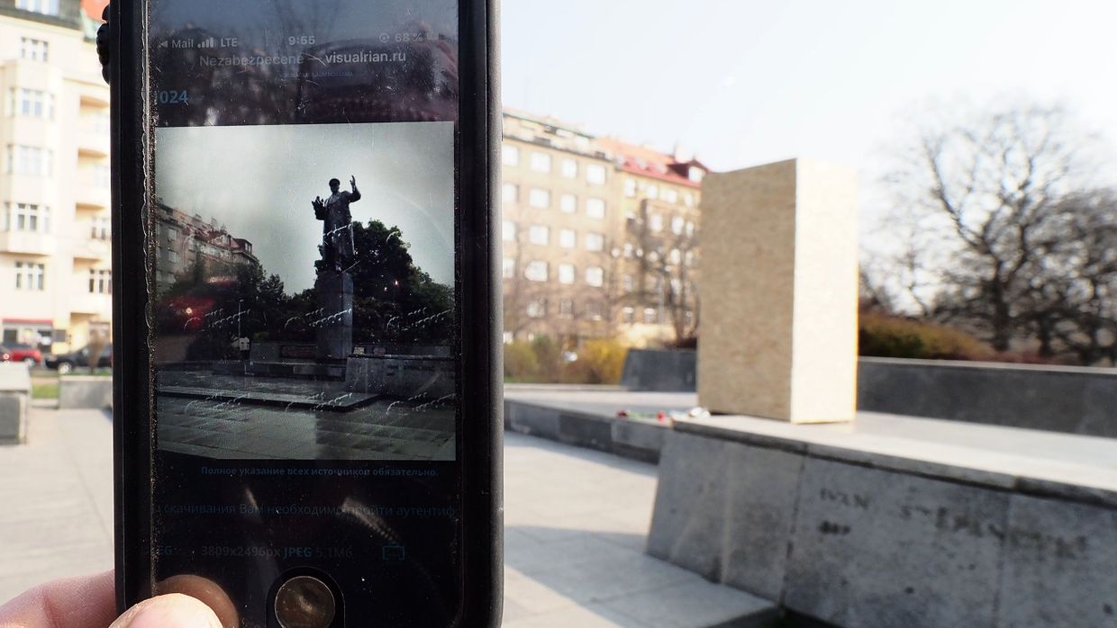 Сотовый телефон с фотографией памятника маршалу СССР Ивану Коневу и пустой постамент, Прага, Чехия Сотовый телефон с фотографией памятника маршалу СССР Ивану Коневу и пустой постамент, Прага, Чехия
