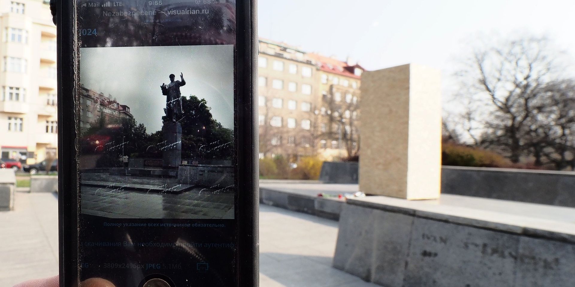 Сотовый телефон с фотографией памятника маршалу СССР Ивану Коневу и пустой постамент, Прага, Чехия - ИноСМИ, 1920, 05.02.2025
