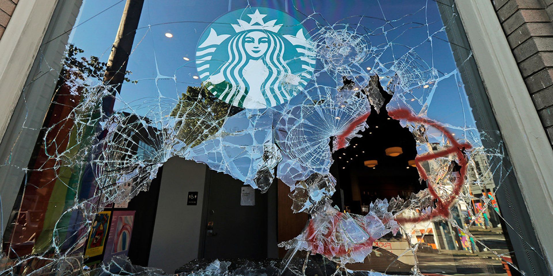 Разбитые витрины в кофейне Starbucks в Сиэтле - ИноСМИ, 1920, 26.12.2023