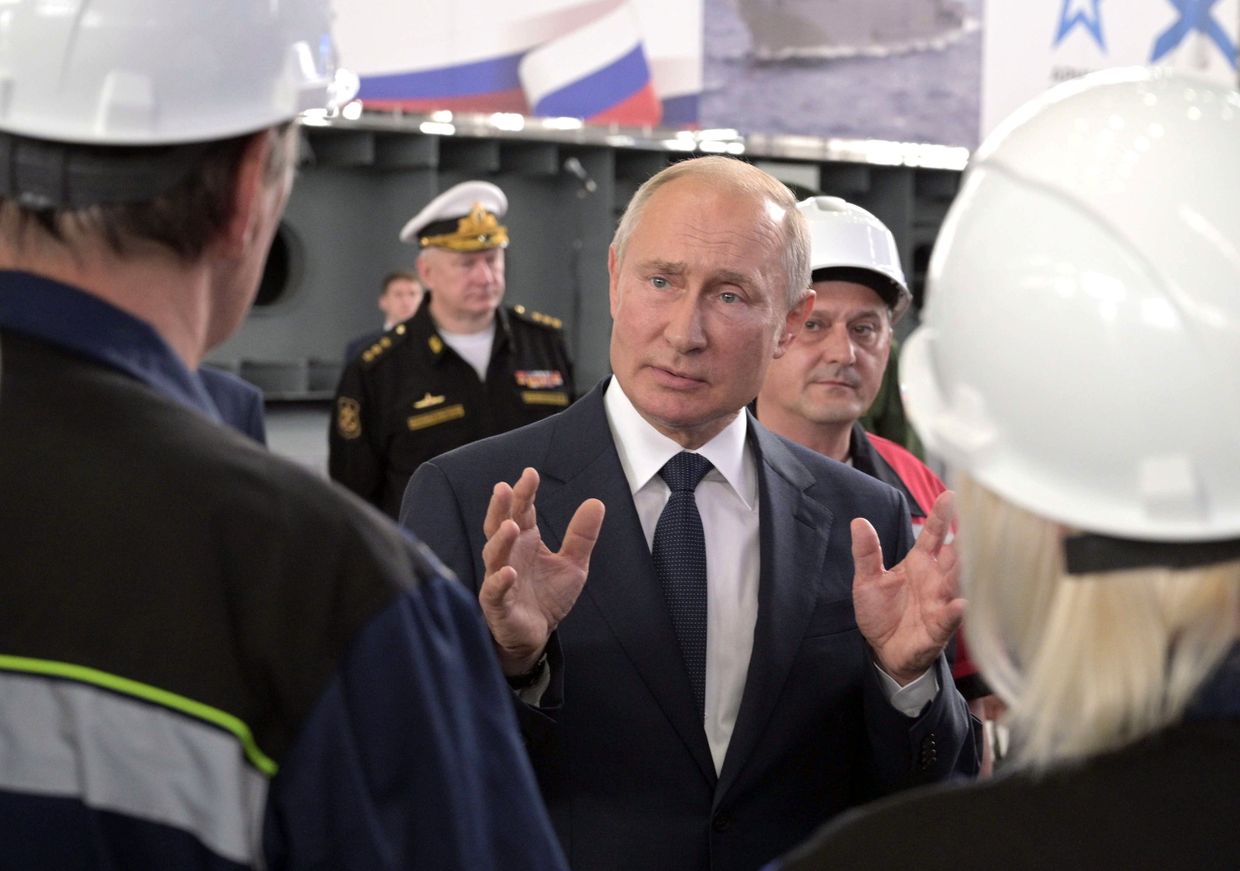 Президент РФ Владимир Путин во время общения с сотрудниками судостроительного завода Залив в Керчи