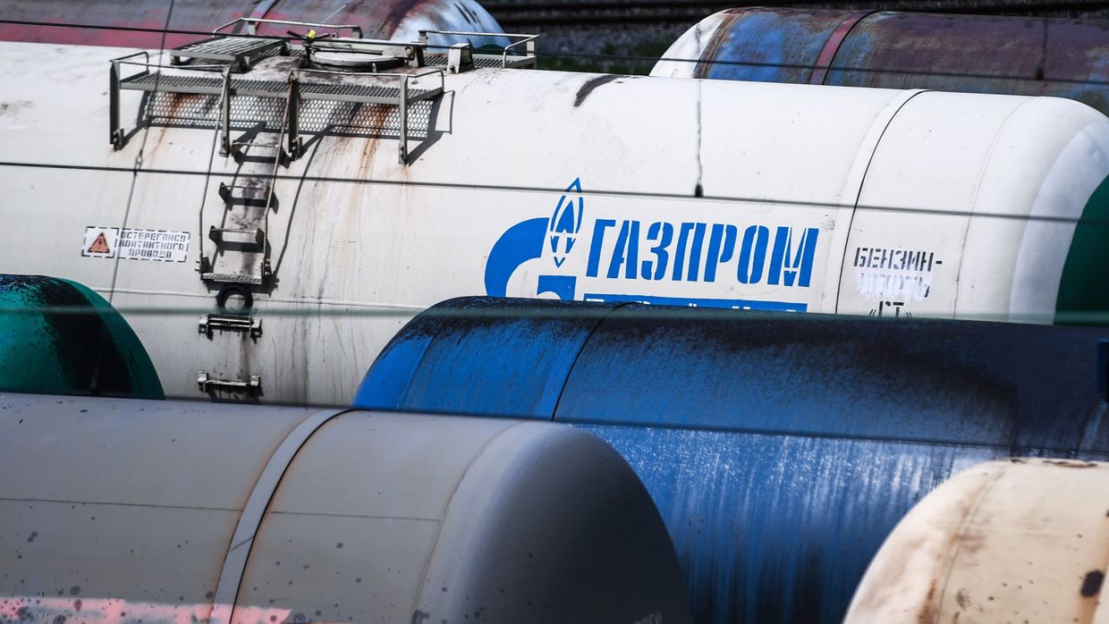 Железнодорожные вагоны-цистерны для перевозки нефти и топлива на железнодорожной грузовой станции Яничкино в подмосковных Котельниках