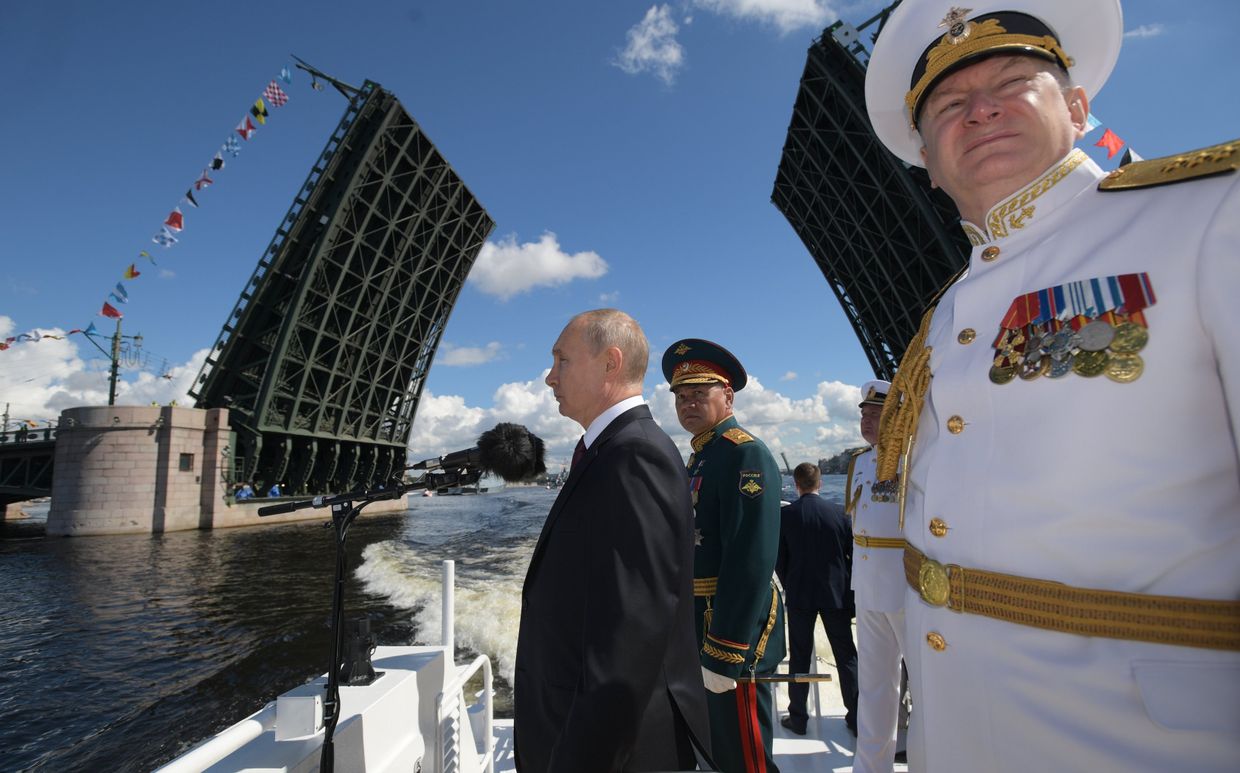 Президент РФ В. Путин принял участие в праздновании Дня ВМФ РФ в Санкт-Петербурге