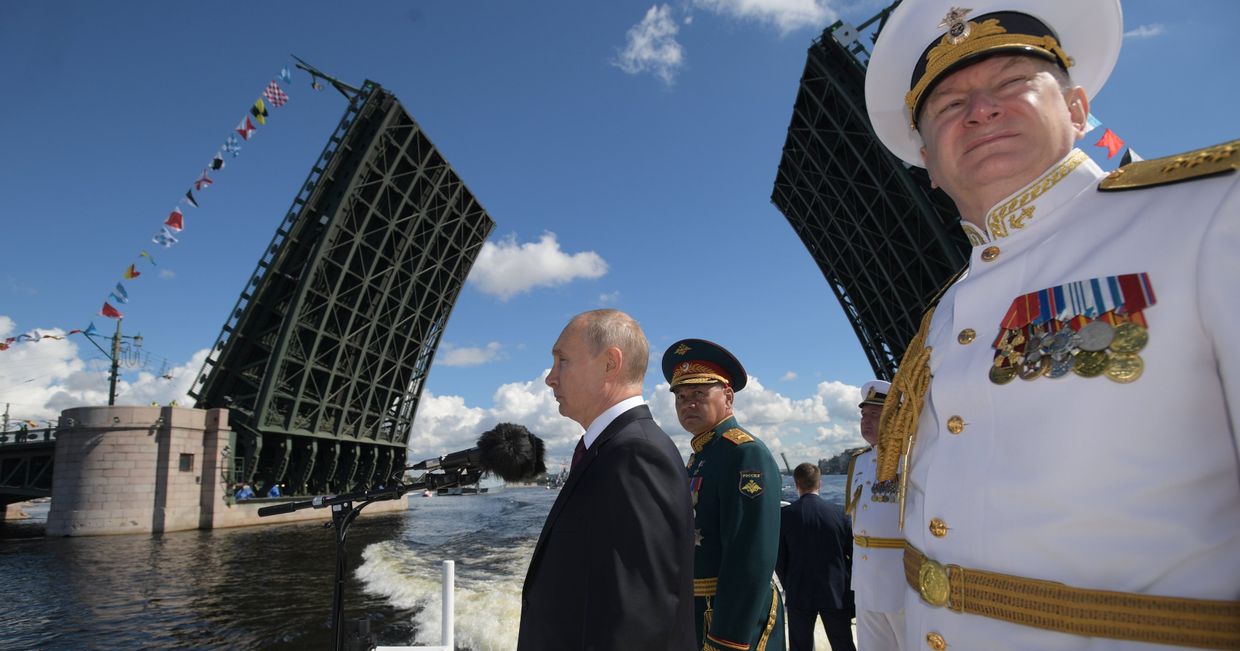 Президент РФ В. Путин принял участие в праздновании Дня ВМФ РФ в Санкт-Петербурге