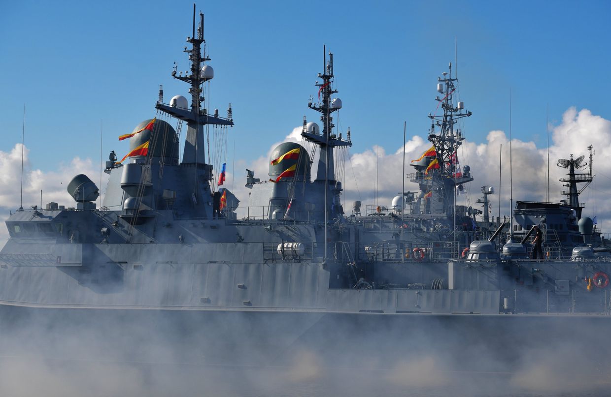 Корабли во время Главного военно-морского парада по случаю Дня Военно-морского флота РФ на Кронштадтском рейде Корабли во время Главного военно-морского парада по случаю Дня Военно-морского флота РФ на Кронштадтском рейде