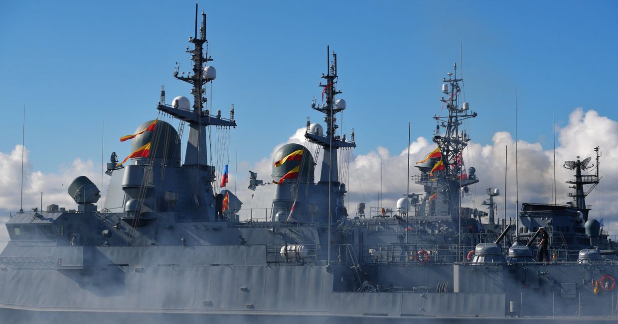 Корабли во время Главного военно-морского парада по случаю Дня Военно-морского флота РФ на Кронштадтском рейде