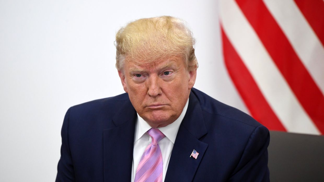 Президент США Дональд Трамп во время беседы с президентом РФ Владимиром Путиным на полях саммита Группы двадцати в Осаке