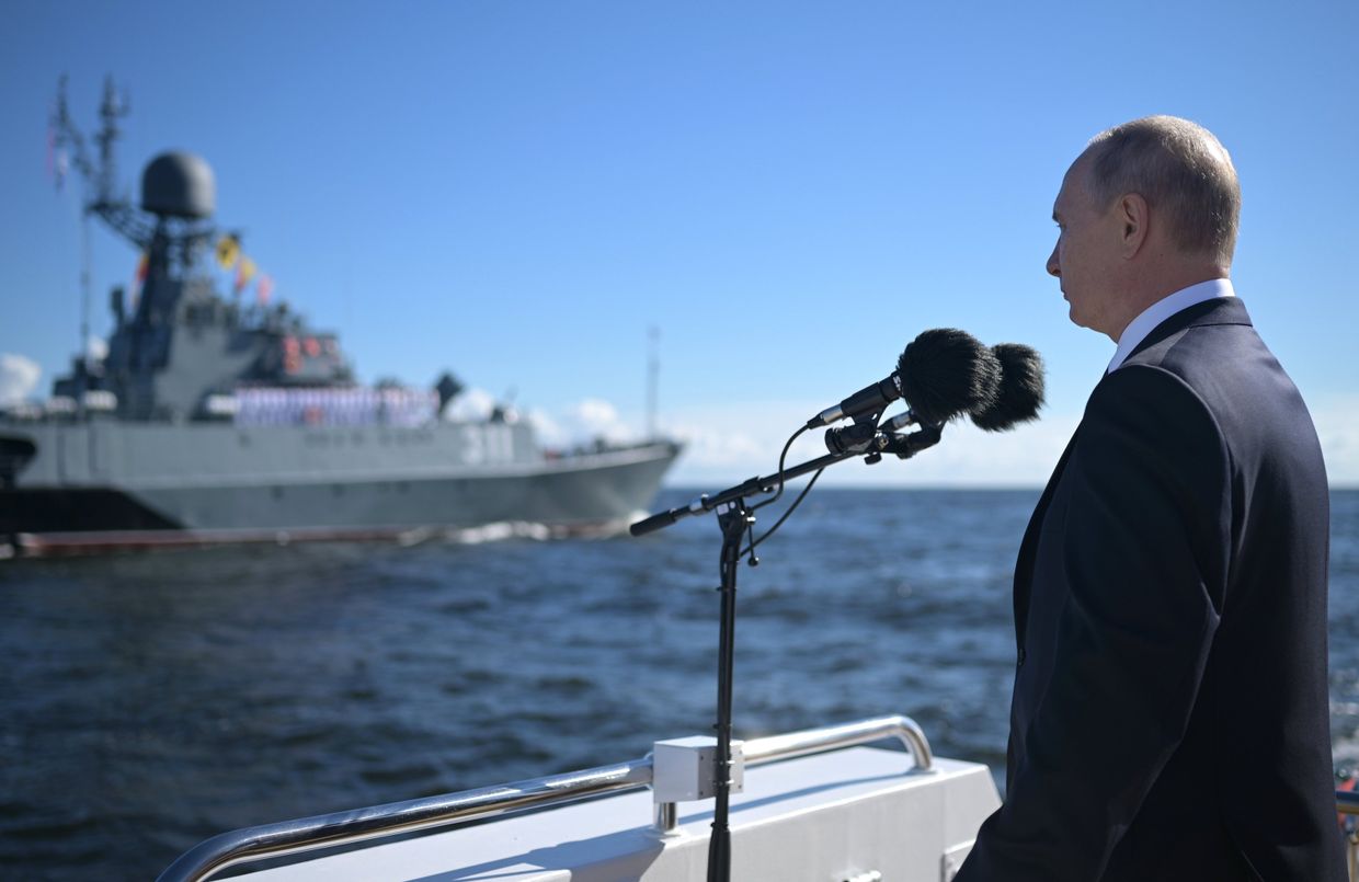 Президент РФ В. Путин принял участие в праздновании Дня ВМФ РФ в Санкт-Петербурге Президент РФ В. Путин принял участие в праздновании Дня ВМФ РФ в Санкт-Петербурге