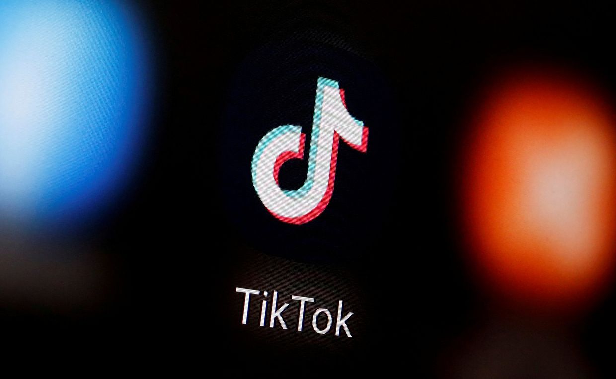 Приложение TikTok на экране смартфона