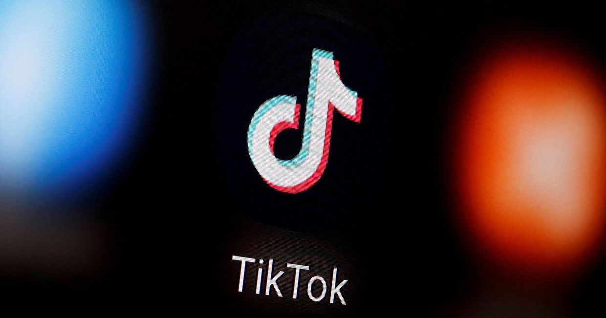Приложение TikTok на экране смартфона
