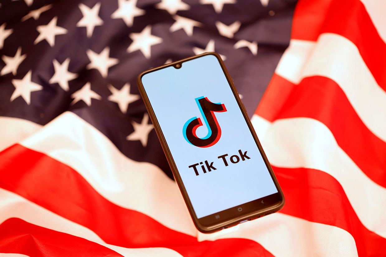 Приложение TikTok на экране смартфона