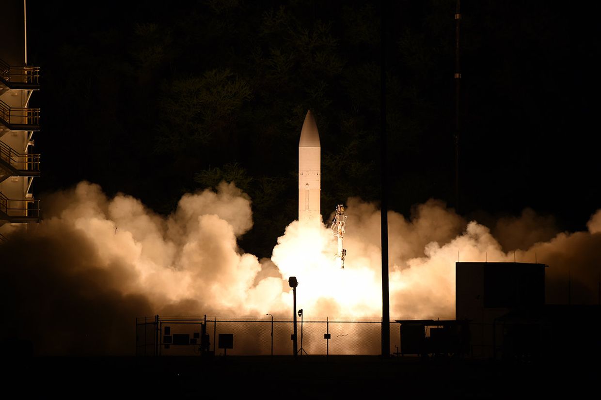 Старт гиперзвуковой ракеты на Тихоокеанском ракетном полигоне ВМС США, расположенном на гавайском острове Кауаи