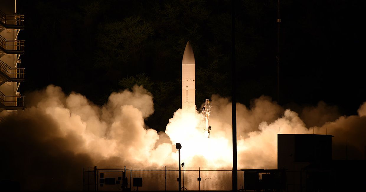 Старт гиперзвуковой ракеты на Тихоокеанском ракетном полигоне ВМС США, расположенном на гавайском острове Кауаи Старт гиперзвуковой ракеты на Тихоокеанском ракетном полигоне ВМС США, расположенном на гавайском острове Кауаи