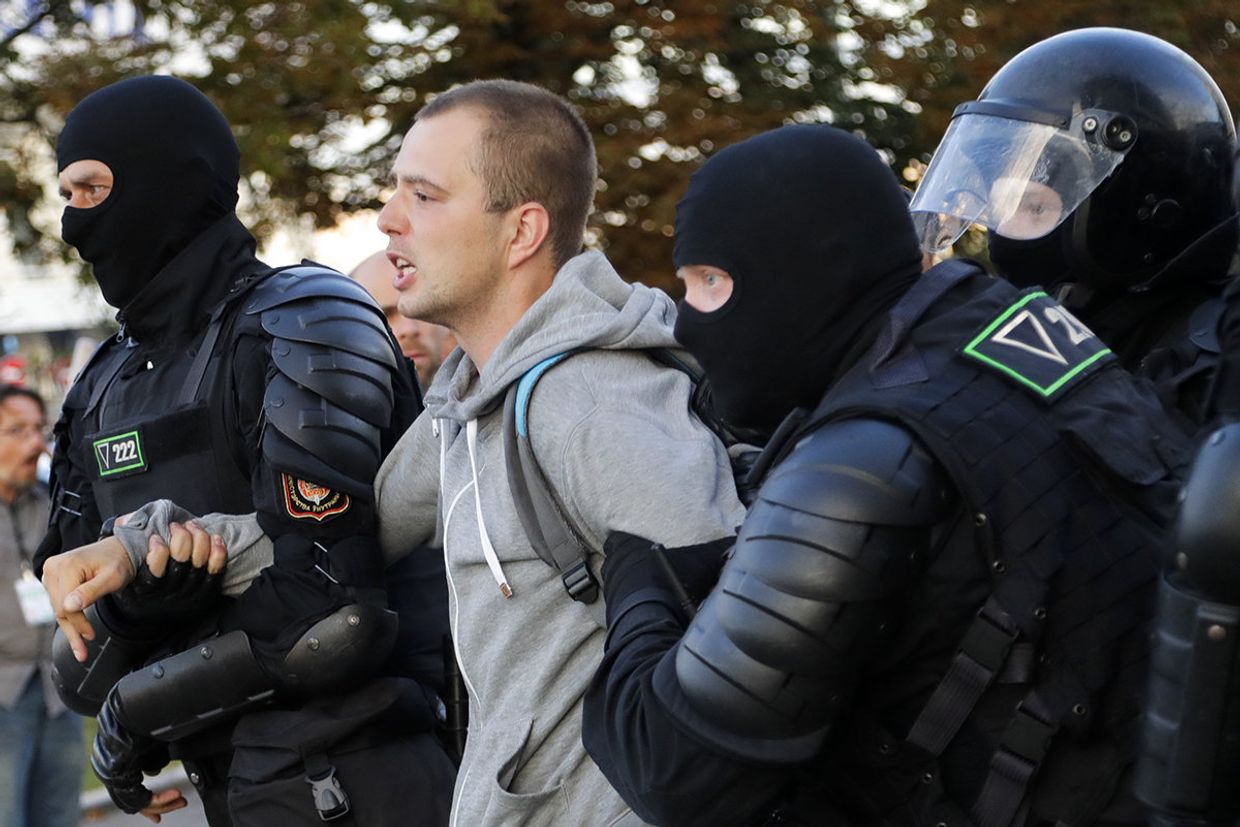 Полиция во время задержания протестанта в Минске, Белоруссия