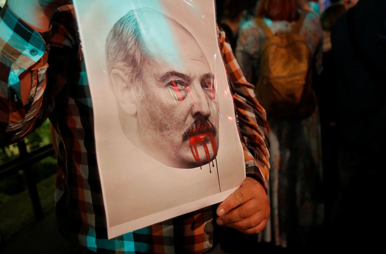 Люди протестуют у посольства Белоруссии в Москве