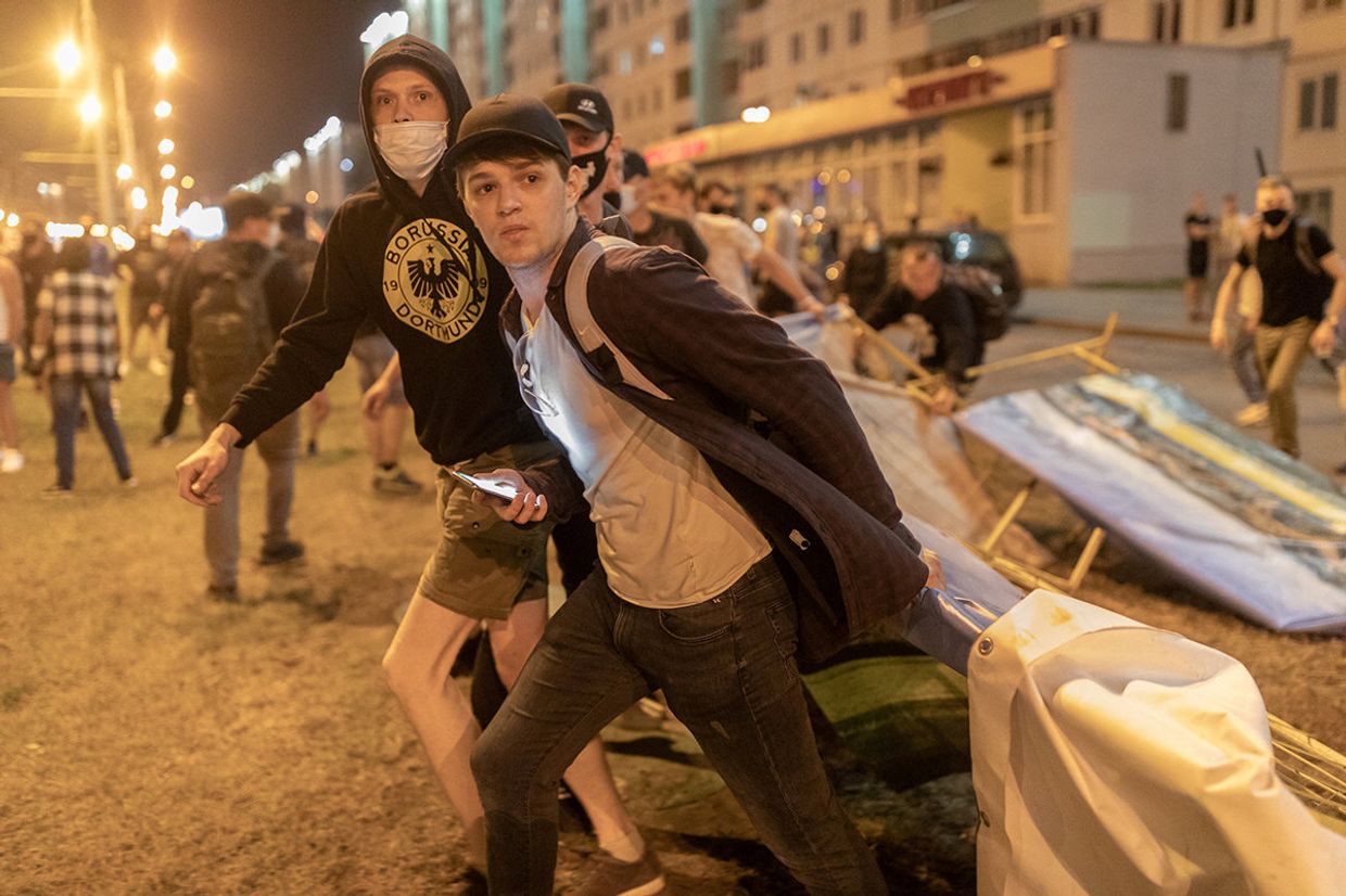 Демонстранты устанавливают баррикады на улице во время митинга после президентских выборов в Минске