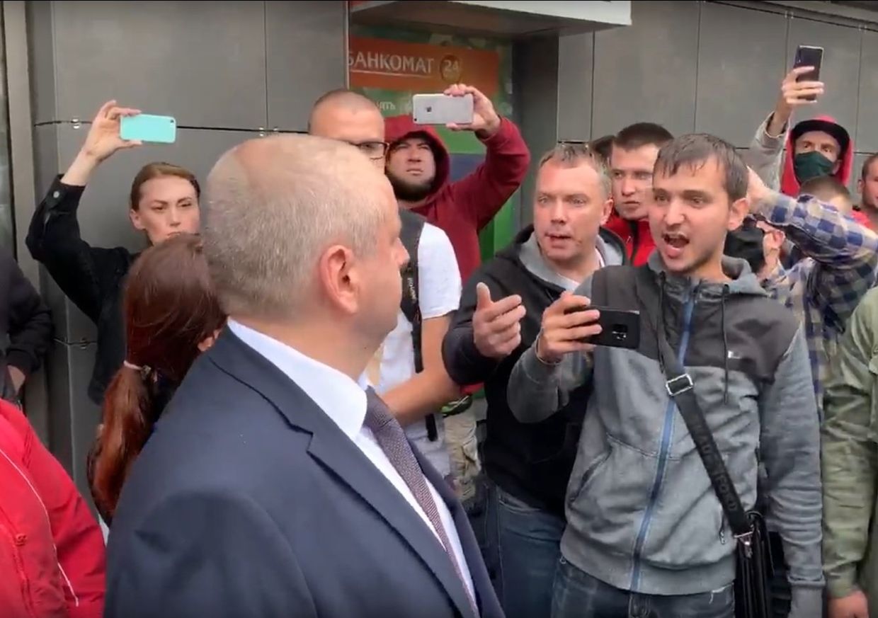 Рабочие БелАЗа потребовали убрать из города ОМОН