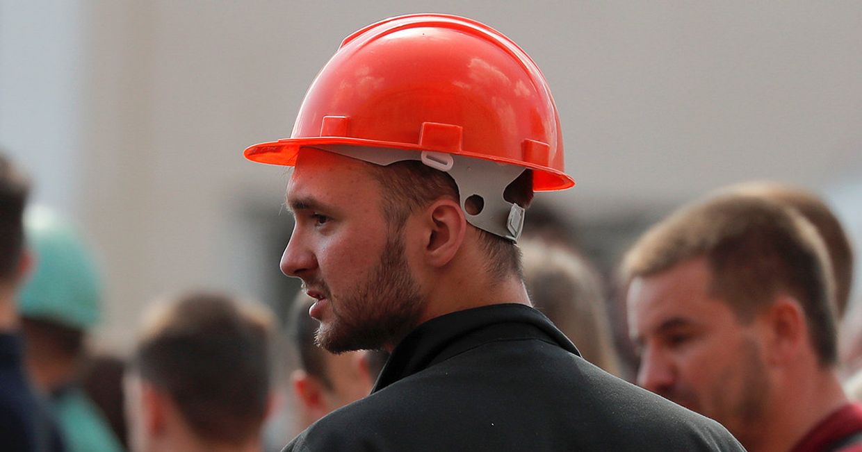 Сотрудники Минского автомобильного завода (МАЗ) во время митинга в Минске Сотрудники Минского автомобильного завода (МАЗ) во время митинга в Минске